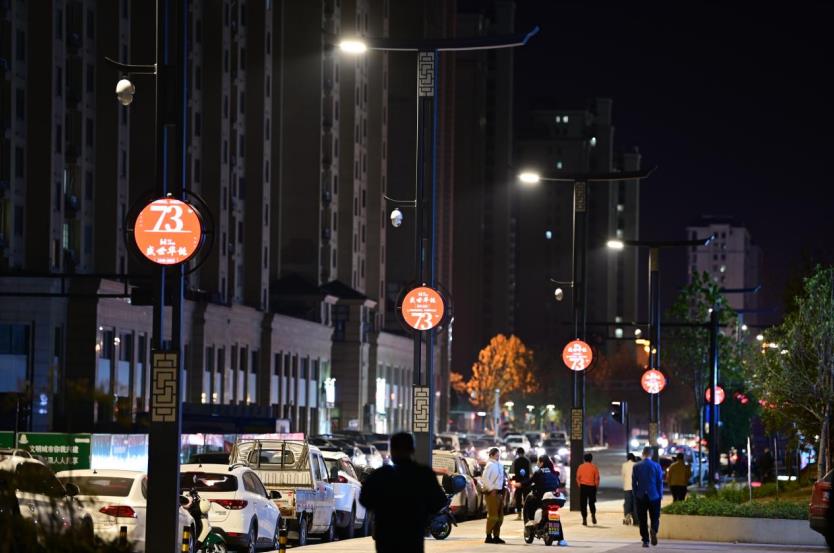 智慧路燈,可自動調節（jiē）亮度,行人經過時（shí）,自動增亮